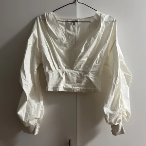 Blus med ballongärm  - Blus med ballongärm från Nelly. Knappt använd. Storlek 34