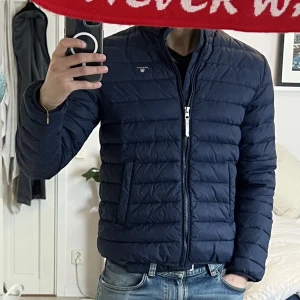 Gant dunjacka - Använd 3-4 gånger dvs väldigt fräsch. Snygg och casual, perfekt inför våren och sommaren! 