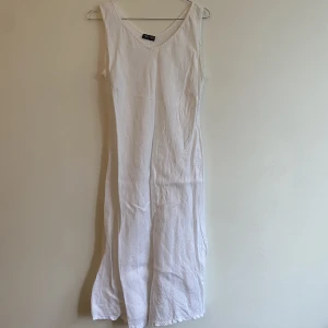 Linneklänning - Vit linneklänning, liten slits framtill. Köpt second hand, aldrig använd. Skulle säga storlek s/m 🧡