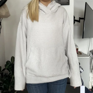 Stickad hoodie - Så mysig stickad Hoodie som även passar till allt!