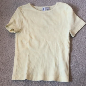 Gul topp - Fin gul topp från H&M, säljer eftersom jag inte använder den. Den är i bra skick