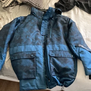 Jacka - En ski industries jacka aldrig använd helt ny. Storlek xl men passar även L 