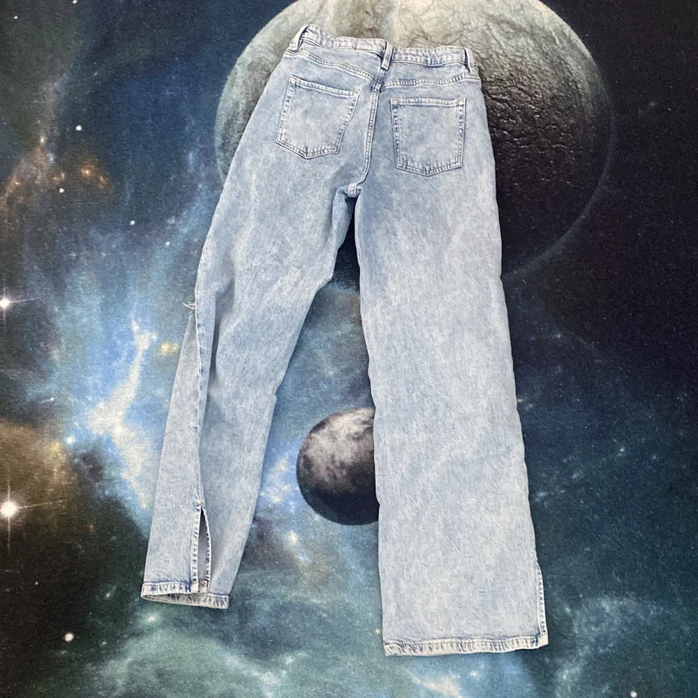 Super snygga så ni ser så har den en öppning i slutet ❤️ passar till folk som har storlek 158 ❤️. Jeans & Byxor.