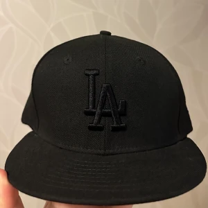 New era keps - New era LA keps i bra skick, aldrig använd. Kan tänka lägre pris vid snabb affär