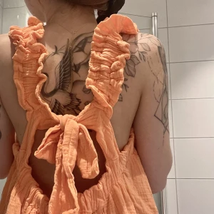 Långklänning - Jättesöt långklänning (jag är 165, den går ner till mina anklar) Onesize, kan passa vem som! Aldrig använd och prislapp kvar, köpt för 799kr (första bilden är redigerad för att få fram klänningens färg då de va svårt att få till rätt ljus :) läs min bio:)