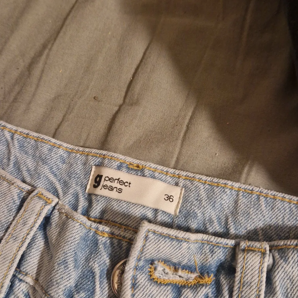 Beställde fel storlek därav bara legat i garderoben! Så helt oanvända!. Jeans & Byxor.