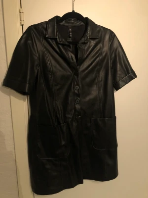 Klänning i ”fejk-skinn”/skinnimitation  - Så fin klänning i skinnimitation från zaras trf avdelning. Jättefin och förtjänar en ny ägare. Den är lite för kort för mig tyvärr. Annars  ursnygg!💓 Skriv vid intresse av fler bilder! 