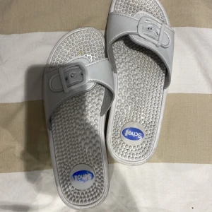 Sandler - Jag köpte de för rup ett år sedan på loppis för 200kr men de har växt ut. De är relativt änväbfa men ändå fina. ( köparen står för frackt) 😘😘😘