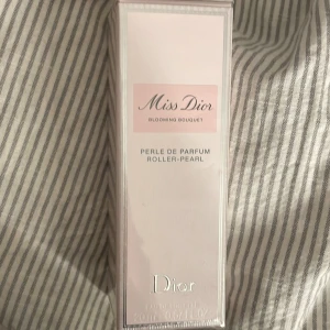 Miss dior  - Säljer denna parfym från miss dior då jag har en till oöppnad. Aldrig använd inte ens öppnad. Nypris 520kr. Skulle kunna tänka mig att gå ner i pris vid snabb affär  
