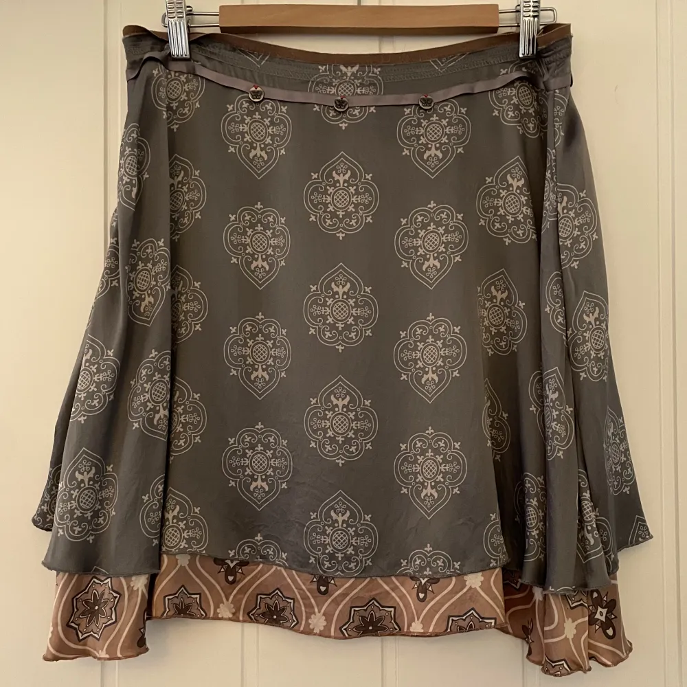 finaste vintage Odd Molly kjolen!! ser lite ut som man har draperat olika scarfs att göra en jätte unik look ♡ passar 38/40 och blir perfekt till sommar!. Kjolar.