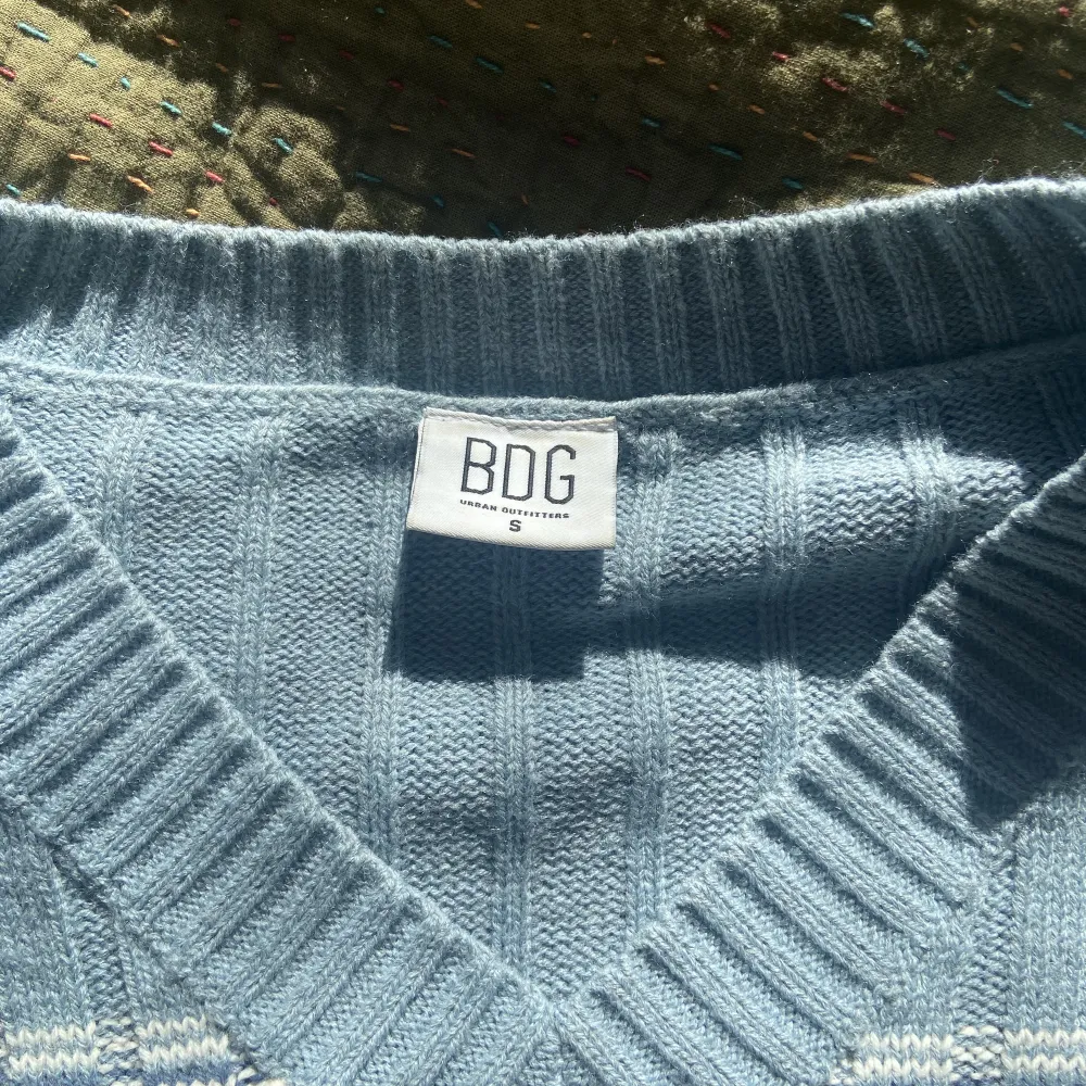 Supercool retro stil stickad tröja från Urban Outfitters i toppen skick 🤩🤩. Tröjor & Koftor.