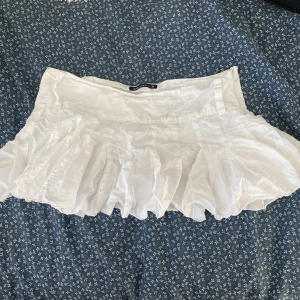 Lowwaist Linnekjol - Linnekjol, lowwaist, tenniskjol modell typ. Miniskirt. Väldigt söt. Bra skick. Uppskattad storlek M.