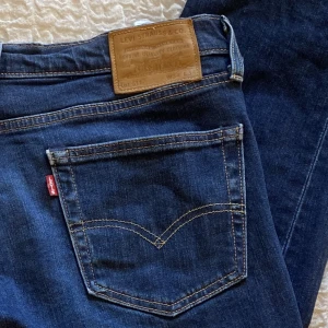 Low waist levisjeans - Lågmidjade levisjeans i straight/bootcut passform. W34 men sitter bra på mig som brukar ha W30-32. Skick: som nytt TIPS: kan gå ner i pris vid snabb affär