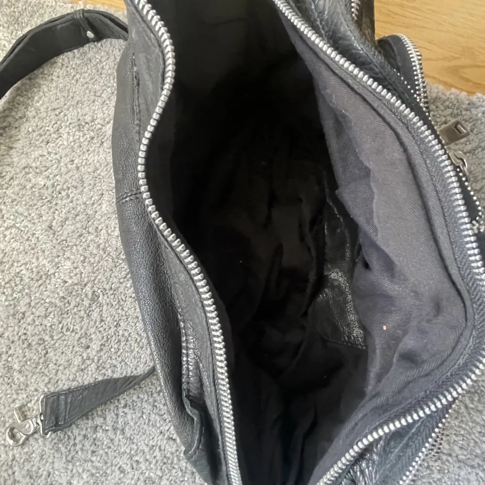 Den stora varianten av nunoo väskorna. Så snygg och praktisk! Kommer inte till användning lämgre tyvärr, väskan behöver få ett nytt hem💛. Accessoarer.