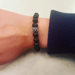Armband  - Vi är ett Uf företag som säljer egengjorda armband, detta armband säljs där 39 kr/st+ frakt på 13 kr💕hör av dig vid intresse-Ett svart pärlarmband som är mönstrat jätte coolt med en silvrig krona i mitten! 