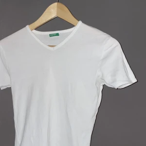 Basic t-shirt - Basic t-shirt med vkrage och snygg passform❤️‍🔥 Passar bra på mig som är Xs/S! 