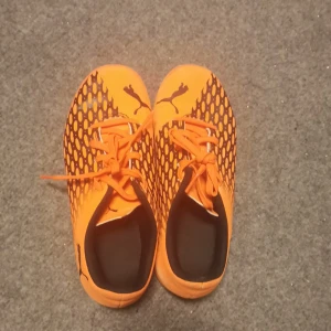 Fotbolls skor (inne)  - De är orange och är inte så använda och är i bra skick! 