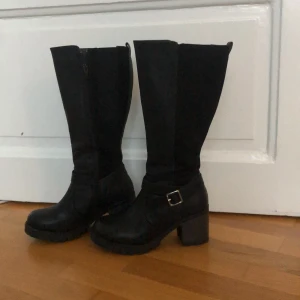 Stövlar  - Jätte fina stövlar men mocka detaljer! Använd typ två gånger så skulle säga att de är som nya.☺️