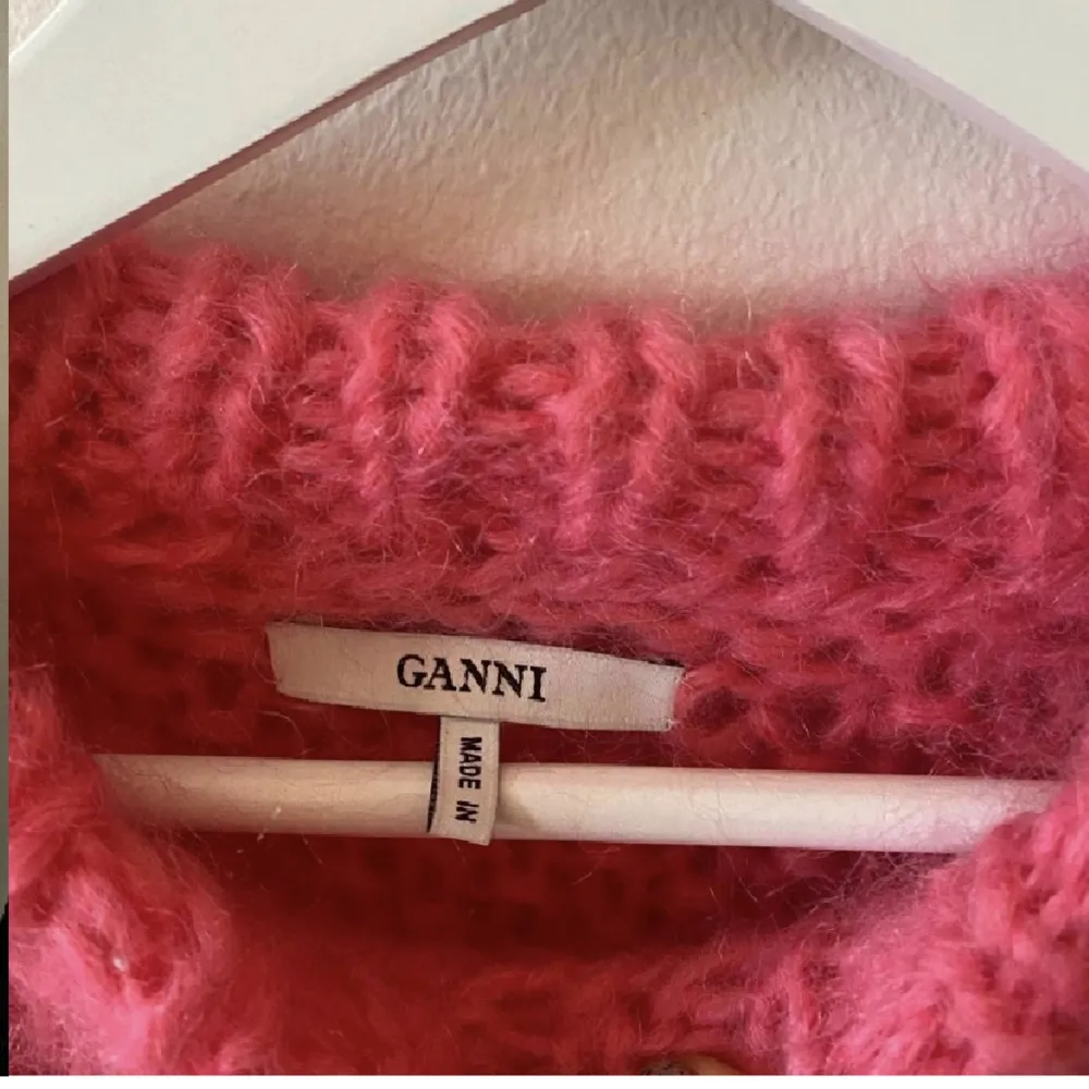 Tänkte kolla intresset på min jättefina tröja från Ganni. Är i väldigt bra skick! Kommer bara sälja om jag får bra bud då jag gillar den väldigt mycket💓Frakt ingår ej. Stickat.