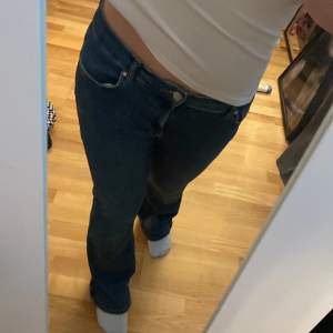 Säljer mina super fina jeans ifrån bikbok😊 Jeansen e använda men skicket är bra bara att dem e lite slitna där nere❤️❤️ Sitter perfekta i rumpan men jeansen e ganska stretchiga💋