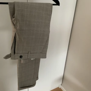 Slim kostymbyxor - Aldrig använda, ord.pris 499, säljer även ett par svarta (2 för 500)