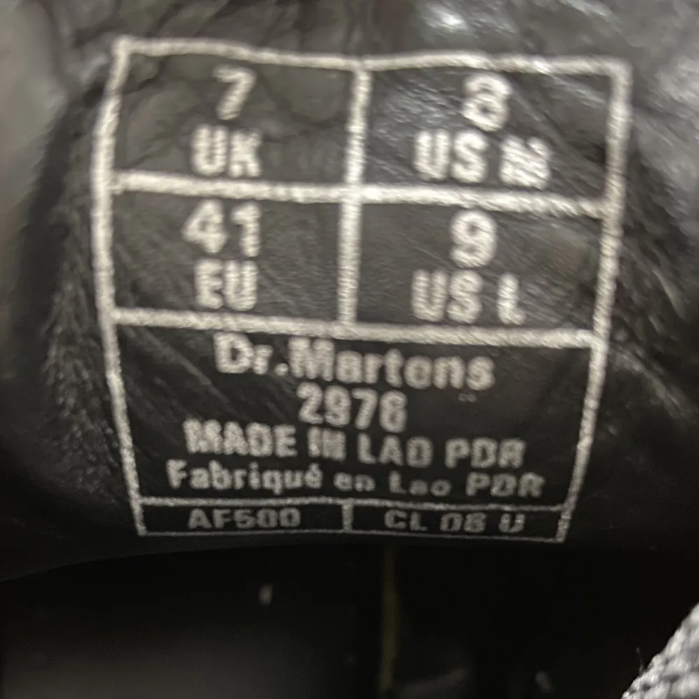 Säljer ett par doc martens i 41. De är använda men i mycket bra skick. Soft leather. Säljer för att de är för små. . Skor.