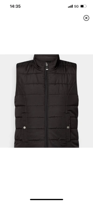 Svart väst  - Helt ny oanvänd väst från veromoda. Säljer för jag ej orkade skicka tillbaka, köpt från zalando nypris 299kr säljer för 150kr❤️är i strl XS