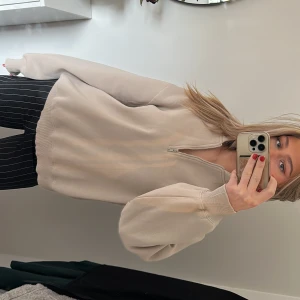 Tröja - Knappt använd. Tryck gärna köp nu💕