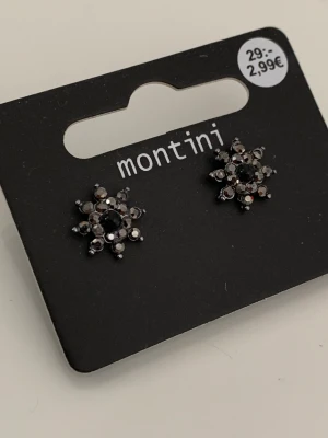 Svarta diamantörhängen - Supercoola örhängen med svarta/grå kristaller. Helt nya!