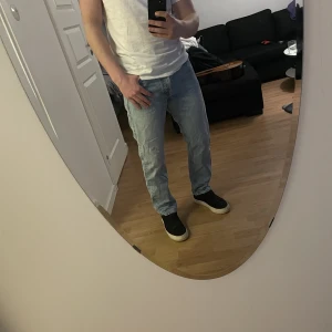 Jeans Jack & Jones loose/chris - Säljes pga för små. Som sagt loosefit sitter nästan som straight fit, bra skick inga konstigheter. 31/32