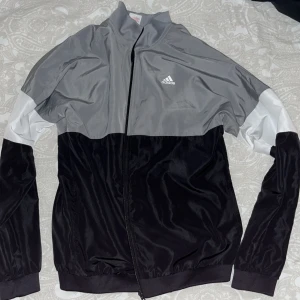 Säljer den  - Helt nya adidas använd lite 