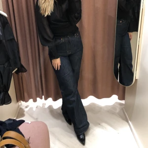 Levi’s ribcage Wide - Supersnygga jeans från Levi’s. Små o storleken. Passar en 26/27! Sparsamt använd! Nypris: 1299kr  Är 160cm för ref, och längden är uppsydd till en 30