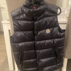 Moncler Väst  - Moncler väst, fin utan skador 