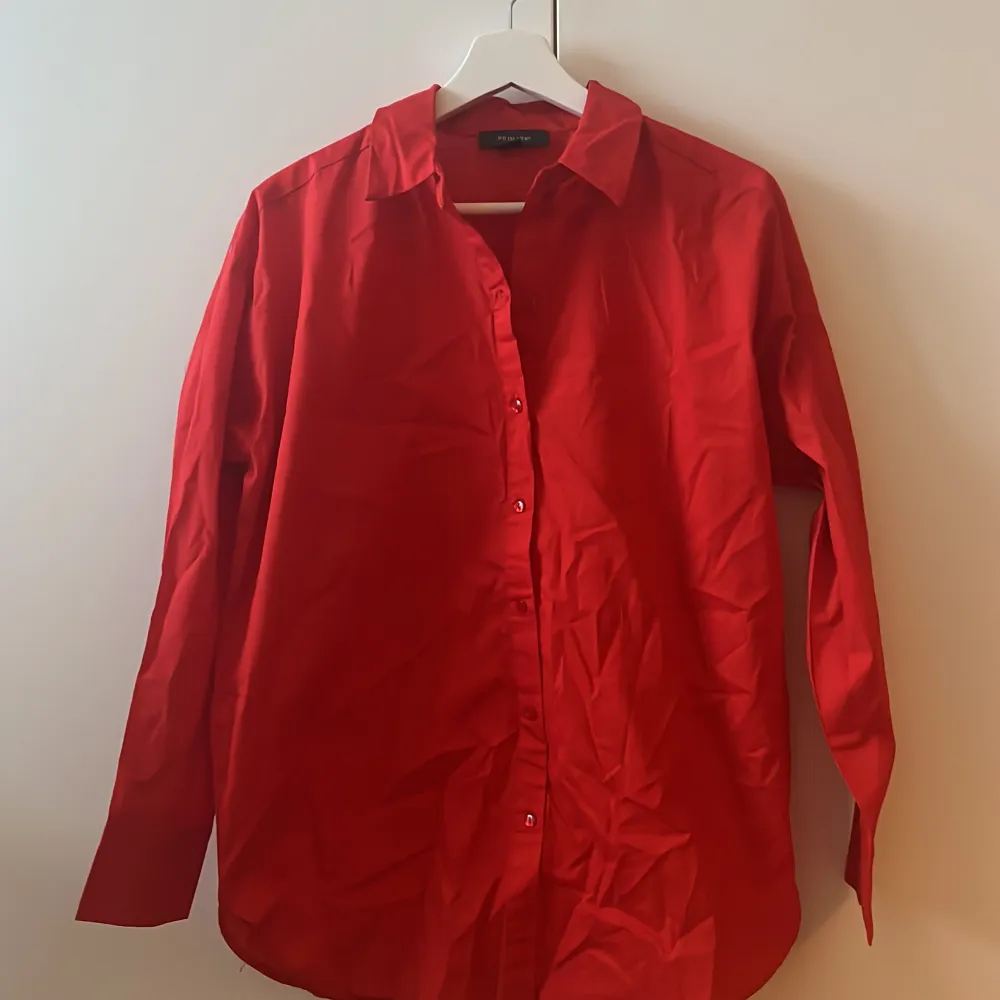 En röd skjorta från primark. Storlek 36 men är lite pösigare i modellen. Aldirg använd och i bra skick. . Skjortor.