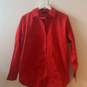 En röd skjorta från primark. Storlek 36 men är lite pösigare i modellen. Aldirg använd och i bra skick. 