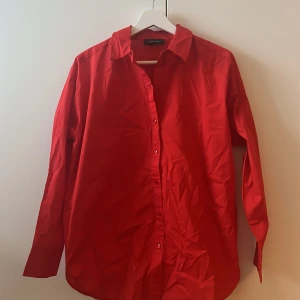 Röd skjorta - En röd skjorta från primark. Storlek 36 men är lite pösigare i modellen. Aldirg använd och i bra skick. 
