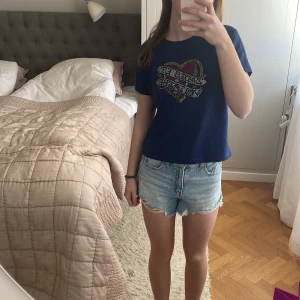 T shirt från Zadig Voltaire  - Super fin T-shirt från Zadig!!🥰Använd ett fåtal gånger men inget som syns!!! Några av paljetterna är borta (se sida tre) därav priset!!💘💘💘