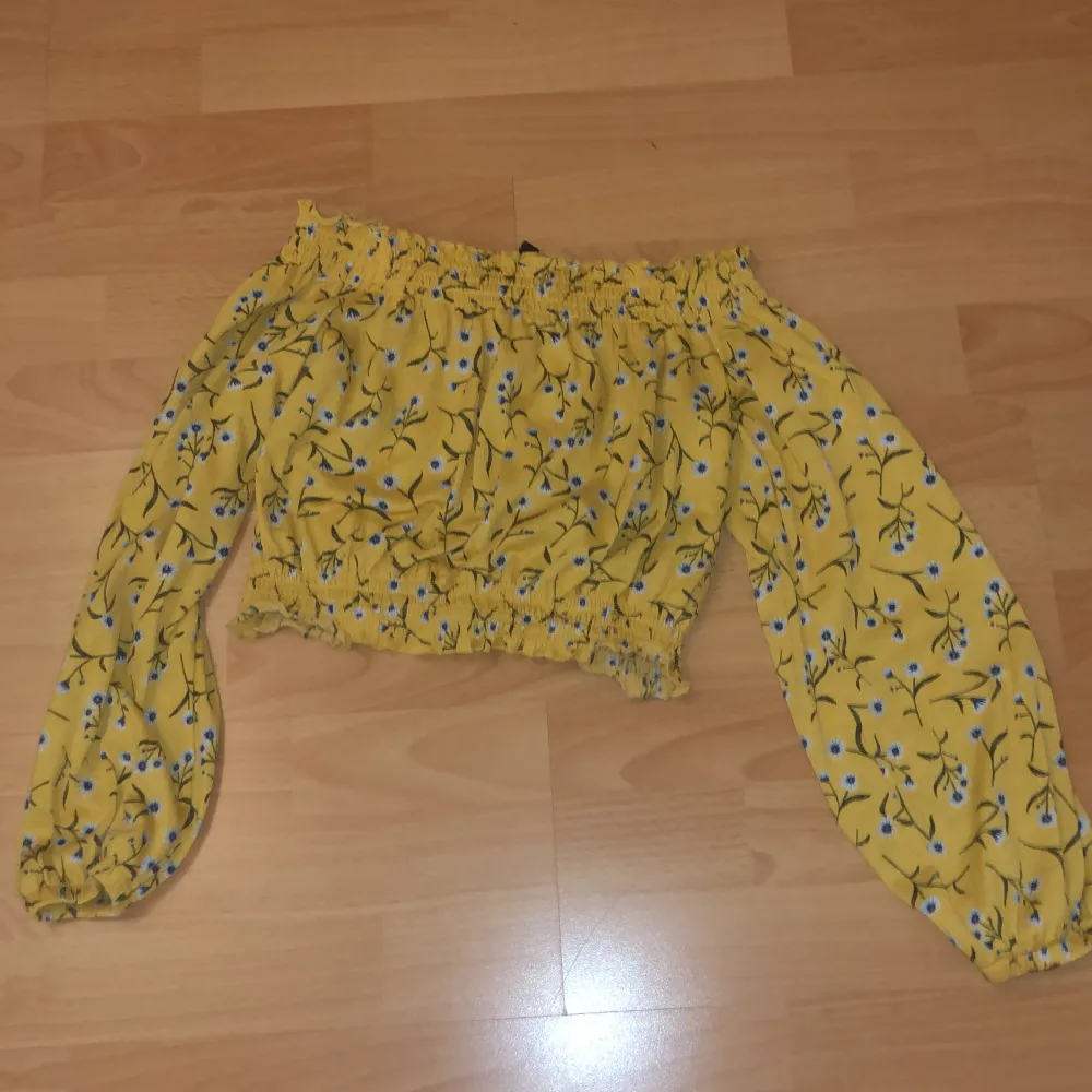 En gulblommig tröja från H&M, storlek xs. Toppar.