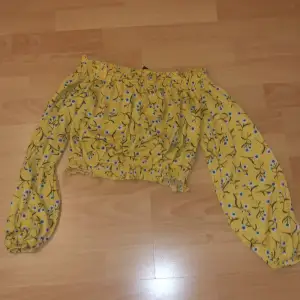 En gulblommig tröja från H&M, storlek xs