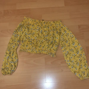 Gul tröja - En gulblommig tröja från H&M, storlek xs