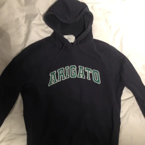 Axel Arigato Hoodie - Säljer min Axel Arigato hoodie då den inte passar längre. Den köptes för ungefär ett år sedan. Storlek L men passar även M.