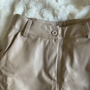 Fake-läder byxor - Populära fakeläderbyxor med bootcut. Dessa sälj inte längre. Jag skulle säga att de är ganska långa i benen.  Aldrig använda!