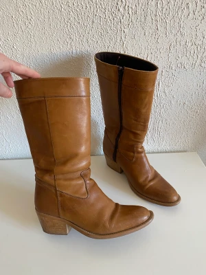 Cowboyboots - Bruna cowboy boots i bra skick, storlek 39.