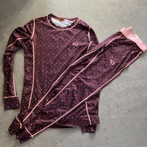 Underställ Kari Traa - Så fint underställ från Kari traa men byxorna är lite små så säljer vidare. Använda men väldigt fint skick!   S i både byxor och tröjan, säljes tillsammans