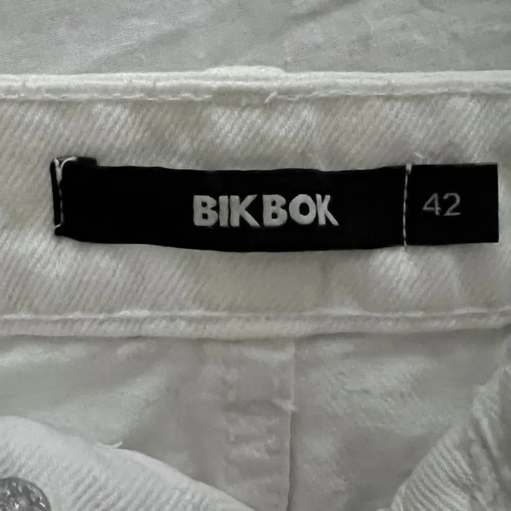 Jeans kjol i vit. Köpt på BikBok. Använd 3-4 gånger så i princip ny.. Kjolar.