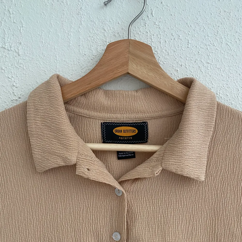 Fin skjorta/blus från Urban Outfitters endast använd fåtal gånger, bra skick! Storlek M men skulle säga att den är mer som small. . Blusar.