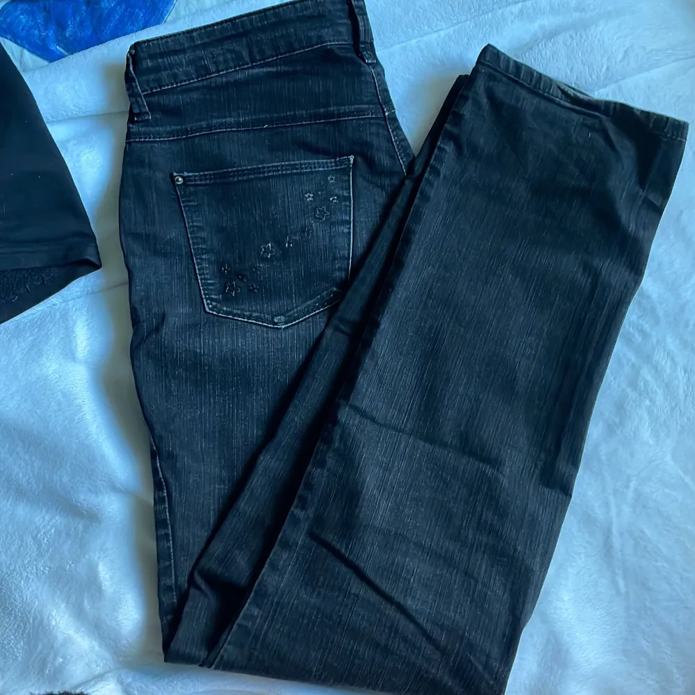 Ett par skitsnygga svart/gråa jeans från Mac i modellen Melanie. Storlek 40 (Eu) eller 34/32 (US). Stretchigt material och färgen är lite urtvättad. På jackfickorna är det små stjärnor. Kommer tyvärr inte till användning och midjan är mellan/hög.. Jeans & Byxor.