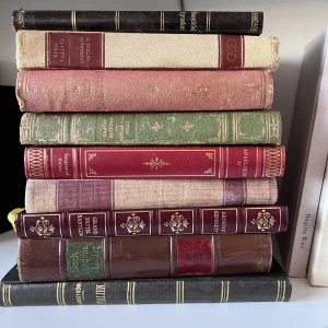 antika böcker - väldigt vackra antika böcker, köpta på diverse second hand butiker | funkar som dekoration till massa olika aesthetics eller bara en god läsning! 25kr styck eller alla för 175!