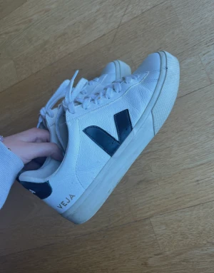 Veja sneakers  - Säljer mina veja sneakers som är använda vid enbart några fåtal tillfällen. Verkligen superfina men kommer inte så mycket till användning! Nypris är 1600 kr.