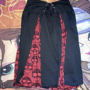 dödskalle kjol - Urgullig kjol köpt för 2 år sen men aldrig använts! Den går att knytas och går över knäna 💗 köparen står för frakt 